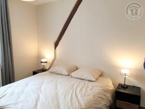 1 dormitorio con 1 cama con 2 almohadas en Gîte Mareil-le-Guyon, 6 pièces, 12 personnes - FR-1-527-40, 