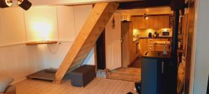 una camera con scala in legno in cucina di HEIMELIGE SCHWARZWALD STUBE nahe bei Freiburg a Todtnau