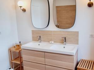 a bathroom with a sink and two mirrors at Maison de village charmante avec jardin et terrasse, proche de Soissons, idéale familles et animaux acceptés - FR-1-532-19 in Buzancy +26 photos