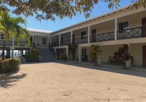 een groot gebouw met een binnenplaats en een palmboom bij Eastern Harbor Resort in Utila