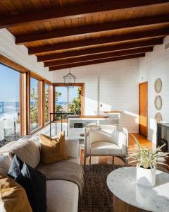 ein Wohnzimmer mit einem Sofa und einem Tisch in der Unterkunft Neptune Place III - Entire Home Beachfront Retreat in San Diego