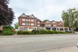 a row of buildings on the side of a road at Hotel Zum Kaffeekännchen in Norderstedt