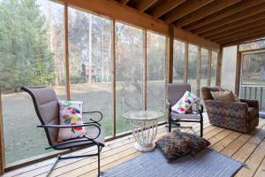 a screened in porch with two chairs and a table at The Chattanooga Chill-Out in Ooltewah