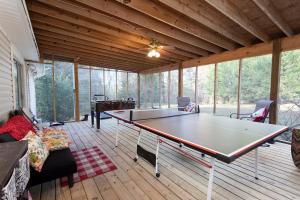 una sala de estar con mesa de ping pong. en The Chattanooga Chill-Out, en Ooltewah