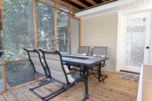 una mesa y cuatro sillas en un porche cerrado en The Chattanooga Chill-Out, en Ooltewah