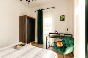 sypialnia z łóżkiem, biurkiem i krzesłem w obiekcie Nowoczesny domek GoldBach w mieście Duszniki Zdrój