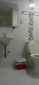 ein Badezimmer mit einem Waschbecken, einem WC und einem Spiegel in der Unterkunft Hotel Casablanca Cañaveral in Floridablanca