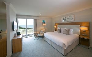 Rúm í herbergi á Portmarnock Resort & Jameson Golf Links
