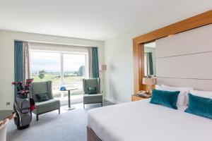 Rúm í herbergi á Portmarnock Resort & Jameson Golf Links