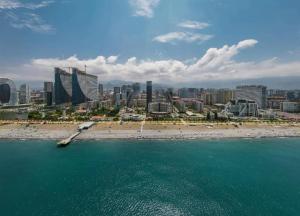 Blick auf den Strand und die Stadt in der Unterkunft Кобаладзе 2 in Batumi