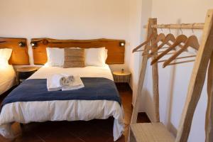1 dormitorio con 1 cama con cabecero de madera en Casa do Corgo, 
