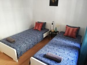 A bed or beds in a room at Habitación doble en Eixample