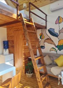 Zimmer mit Etagenbett und Leiter in der Unterkunft Haasienda - Nido del Loro - Casa de Arbol 