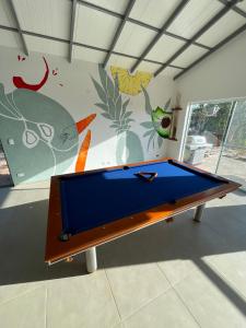 einen Billardtisch in einem Zimmer mit Wandgemälde in der Unterkunft Haasienda - Nido del Loro - Casa de Arbol 