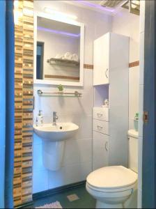 uma casa de banho branca com um WC e um lavatório em CityCondo, 2nd Fl, 30 sqm, near CPU, balcony and parkview, Netflix, free parking em Iloilo