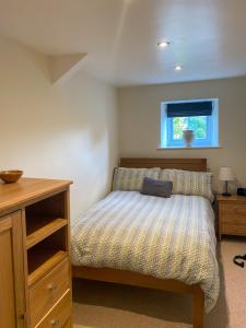Star Cottage - Harbottle - Nr Rothbury - Northumberland tesisinde bir odada yatak veya yataklar