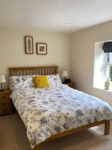 Star Cottage - Harbottle - Nr Rothbury - Northumberland tesisinde bir odada yatak veya yataklar