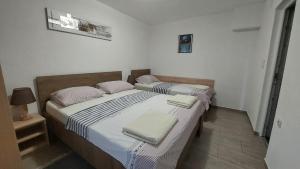two twin beds in a room with at Apartment Feral in Neum +63 photos