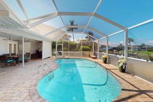 een binnenzwembad in een huis met een glazen plafond bij Morning Glory in Cape Coral