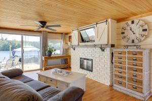 Zdjęcie z galerii obiektu Riverfront New Hampshire Cottage with Boat Dock w mieście Manchester