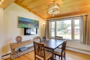 Zdjęcie z galerii obiektu Riverfront New Hampshire Cottage with Boat Dock w mieście Manchester