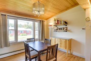 Zdjęcie z galerii obiektu Riverfront New Hampshire Cottage with Boat Dock w mieście Manchester +20 zdjęć