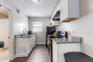 eine Küche mit weißen Schränken und einer Arbeitsplatte in der Unterkunft Royal Blue Villa 2 in La Follette
