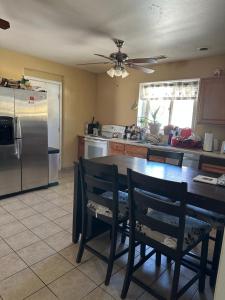 Η κουζίνα ή μικρή κουζίνα στο WILLIAMS AZ HOSTEL +24 φωτογραφίες