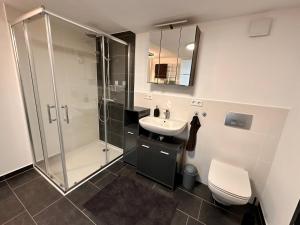 bagno con doccia, lavandino e servizi igienici di Ferienwohnung Storchennest a Eisfeld
