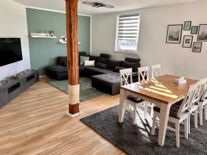 a living room with a table and a couch at Ferienwohnung Storchennest in Eisfeld