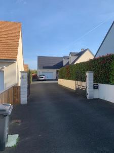 eine Auffahrt mit einem Tor in einem Haus in der Unterkunft Maison La Suze in La Suze-sur-Sarthe