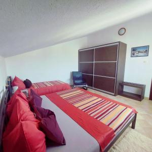 um quarto com uma cama grande e um sofá em Villa Nika em Škrip