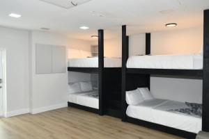 マイアミにあるLuxurious Home with BBQ, Hot Tub, Heated Pool & Wifi - L36の二段ベッドが3つある部屋 +52枚の写真