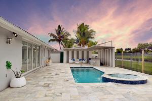 マイアミにあるLuxurious Home with BBQ, Hot Tub, Heated Pool & Wifi - L36の裏庭(スイミングプール、家あり)