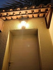 una luz sobre una puerta de garaje con una luz sobre ella en King bed-Studio Room Near "al bateen" Abudhabi, en Abu Dabi