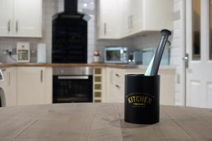 Kuchyň nebo kuchyňský kout v ubytování A Lil cosy Belfast home