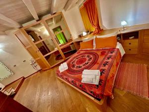 an overhead view of a bedroom with a large bed at Appartamento Corte Antica in Bellagio