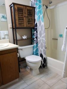 ein Badezimmer mit Toilette, Waschbecken und Dusche in der Unterkunft Entire 1 BR Condo- Near Anschutz, UC Health, DIA- In-Unit Washer Dryer- Seasonal Discounts! in Aurora