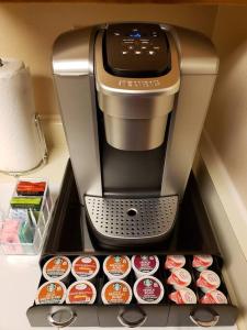 eine Kaffeemaschine auf einer Kaffeemaschine in der Unterkunft Entire 1 BR Condo- Near Anschutz, UC Health, DIA- In-Unit Washer Dryer- Seasonal Discounts! in Aurora + 7 Fotos
