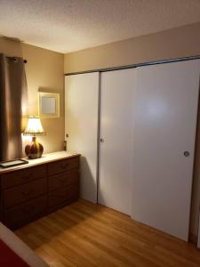Zimmer mit einer großen Schiebetür mit einer Lampe in der Unterkunft Entire 1 BR Condo- Near Anschutz, UC Health, DIA- In-Unit Washer Dryer- Seasonal Discounts! in Aurora