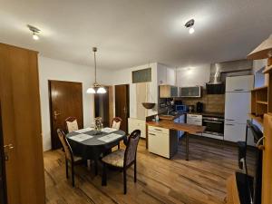 Sankt MargarethenにあるFerienhaus Schwalbeのテーブルと椅子のあるキッチンとダイニングルーム