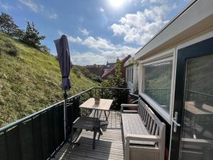 Balkón nebo terasa v ubytování Vakantiehuisje aan Zee met Dakterras Rust en Strand 250 m