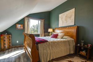 1 dormitorio con cama y ventana en Eagle Crest Lodge - Large Group Getaway!, en Mitchell