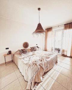 a bedroom with a large bed and a window at Luxueus appartement aan de Costa Blanca in Benissa