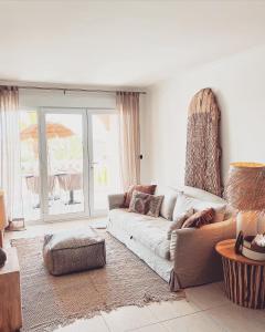 a living room with a couch and a table at Luxueus appartement aan de Costa Blanca in Benissa