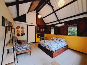 Un pat sau paturi într-o cameră la Macondo Hostel