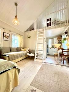 um quarto com uma cama alta e uma sala de estar em Villa Tilda em Matildedal