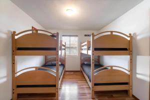 ウィリアムズにあるWilliams AZ Vacation Homeの家の中の二段ベッド3台が備わる部屋