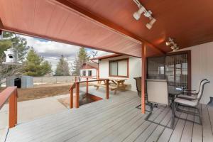 eine große Terrasse mit einem Tisch und einem Schreibtisch in der Unterkunft Williams AZ Vacation Home in Williams