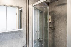 a shower with a glass door in a bathroom at 8 Beds, 3baths Perfect For Contractors & Teams in Basingstoke +24 photos